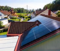 Photovoltaik-Anlage auf einem Schrägdach mit Gaube
