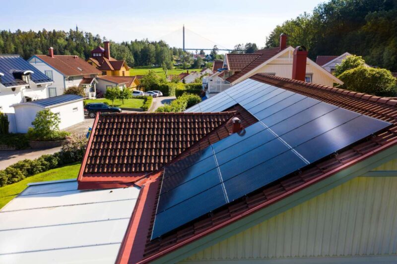 Photovoltaik-Anlage auf einem Schrägdach mit Gaube