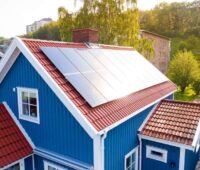 Photovoltaik-Anlage auf blau-weißem Haus