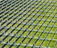 Eine zaunähnliche Anordnung von vertikalen PV-Modulen auf einem Gründach.