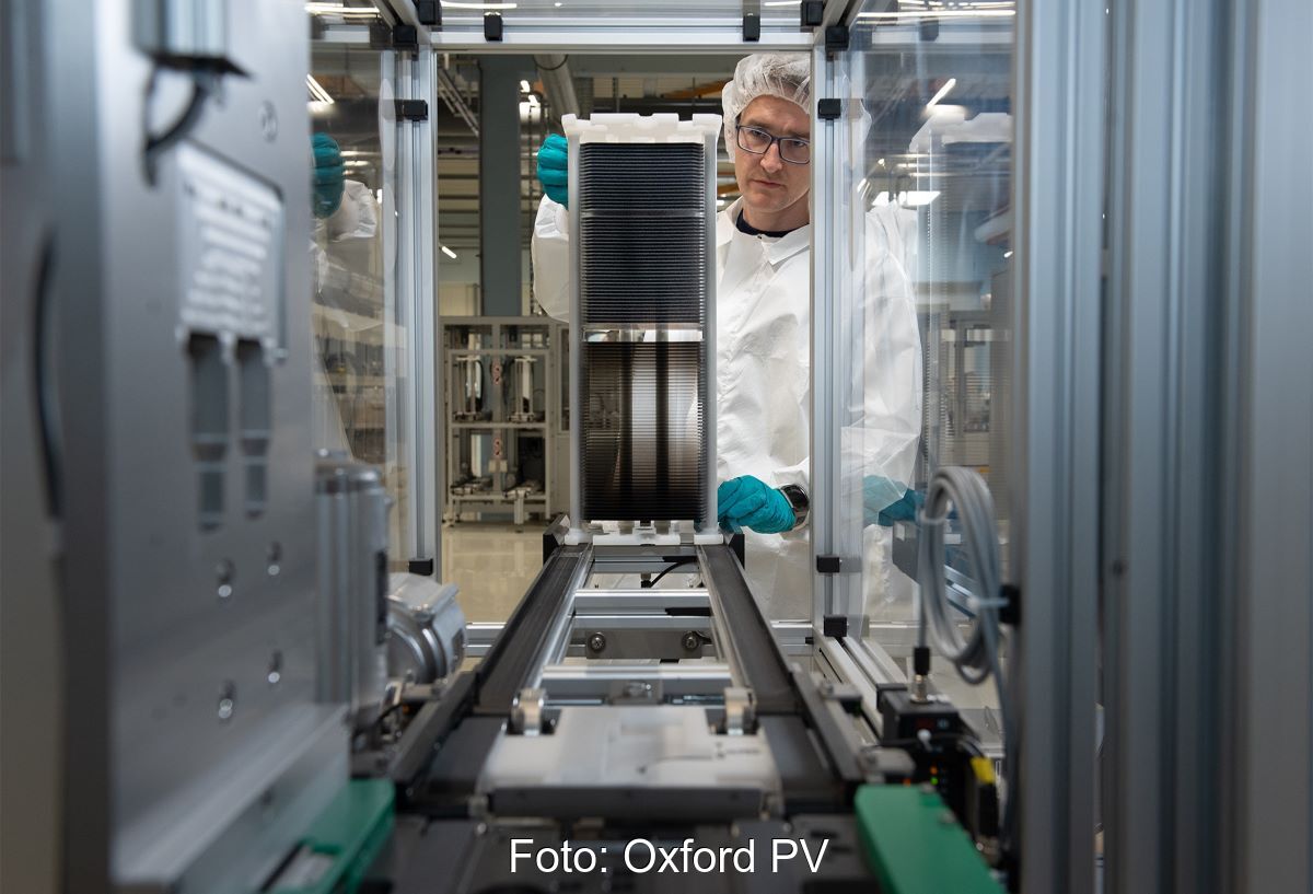 Blick in die Perowskit-Solarzellenfertigung mit Mitarbeiter in weißem Laborkittel.