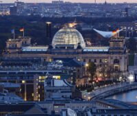 Berlin Reichstag Gebäude bei Dämmerung Luftaufnahme