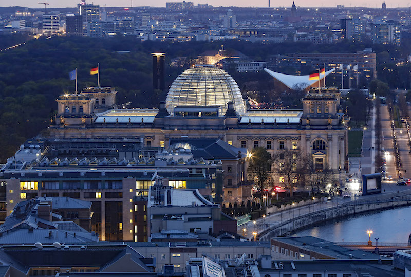 Berlin Reichstag Gebäude bei Dämmerung Luftaufnahme