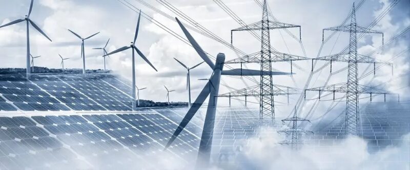 Zu sehen ist ein symbolisches Bild mit Strommasten, PV-Anlagen und Windkraftanlagen, die für die Stromerzeugung der erneuerbaren Energien stehen.