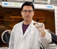 TUM-Forscher Dr. Kun Sun hält eine der Perowskit-Solarzellen, die gegenüber Temperaturschwankungen Stabilität zeigen soll.