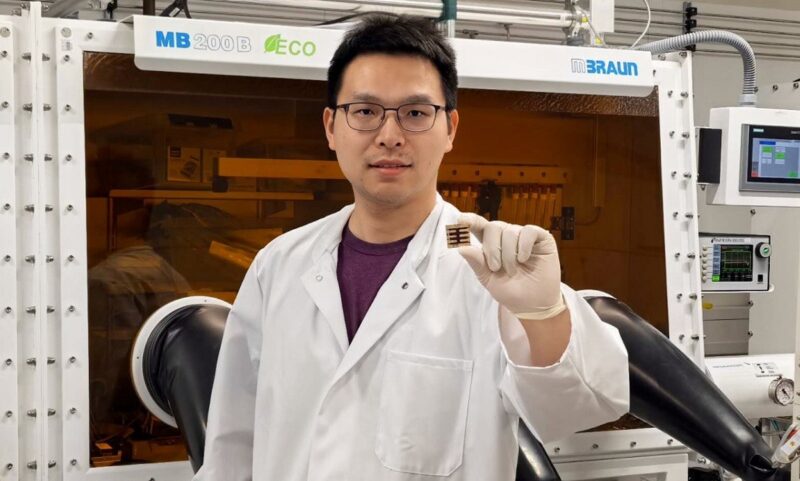 TUM-Forscher Dr. Kun Sun hält eine der Perowskit-Solarzellen, die gegenüber Temperaturschwankungen Stabilität zeigen soll.