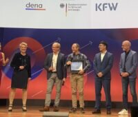 Aufgereihte Menschen auf einem Podium: Preisübergabe des Energy Efficiency Award 2025 an Solarwärme Bracht für das Solarthermie-Wärmeversorgungskonzept.