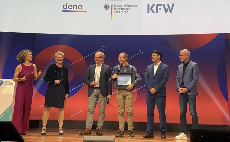 Aufgereihte Menschen auf einem Podium: Preisübergabe des Energy Efficiency Award 2025 an Solarwärme Bracht für das Solarthermie-Wärmeversorgungskonzept.