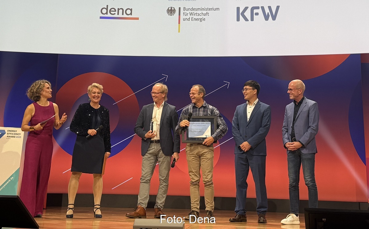 Aufgereihte Menschen auf einem Podium: Preisübergabe des Energy Efficiency Award 2025 an Solarwärme Bracht für das Solarthermie-Wärmeversorgungskonzept.