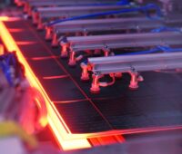 Solarmodule in der Fertigung, Aiko und Longi erreichen derzeit mit 25 Prozent den höchsten Wirkungsgrad in der Photovoltaik.