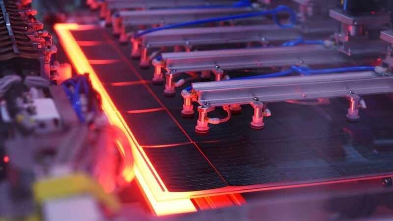 Solarmodule in der Fertigung, Aiko und Longi erreichen derzeit mit 25 Prozent den höchsten Wirkungsgrad in der Photovoltaik.