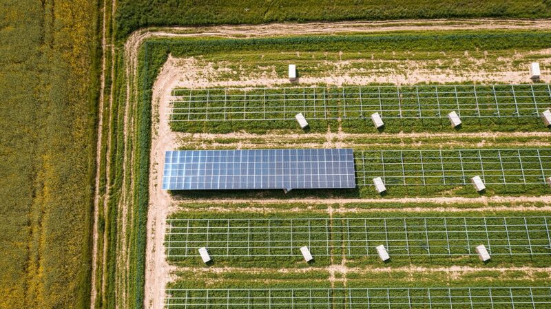 Ein Solarpark in der Entstehung, Abo Energy bietet EPC-Dienstleistungen für Photovoltaik und Batterie-Hybridprojekte an.