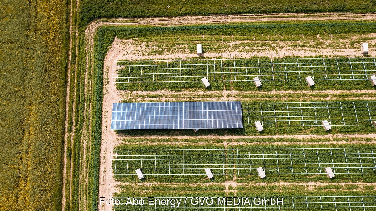 Ein Solarpark in der Entstehung, Abo Energy bietet EPC-Dienstleistungen für Photovoltaik und Batterie-Hybridprojekte an.