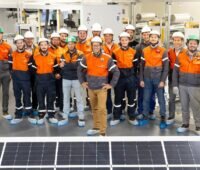 Mitarbeitende von ArcelorMittal präsentieren das neue Photovoltaik-Solardach Helioroof.