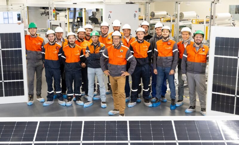 Mitarbeitende von ArcelorMittal präsentieren das neue Photovoltaik-Solardach Helioroof.
