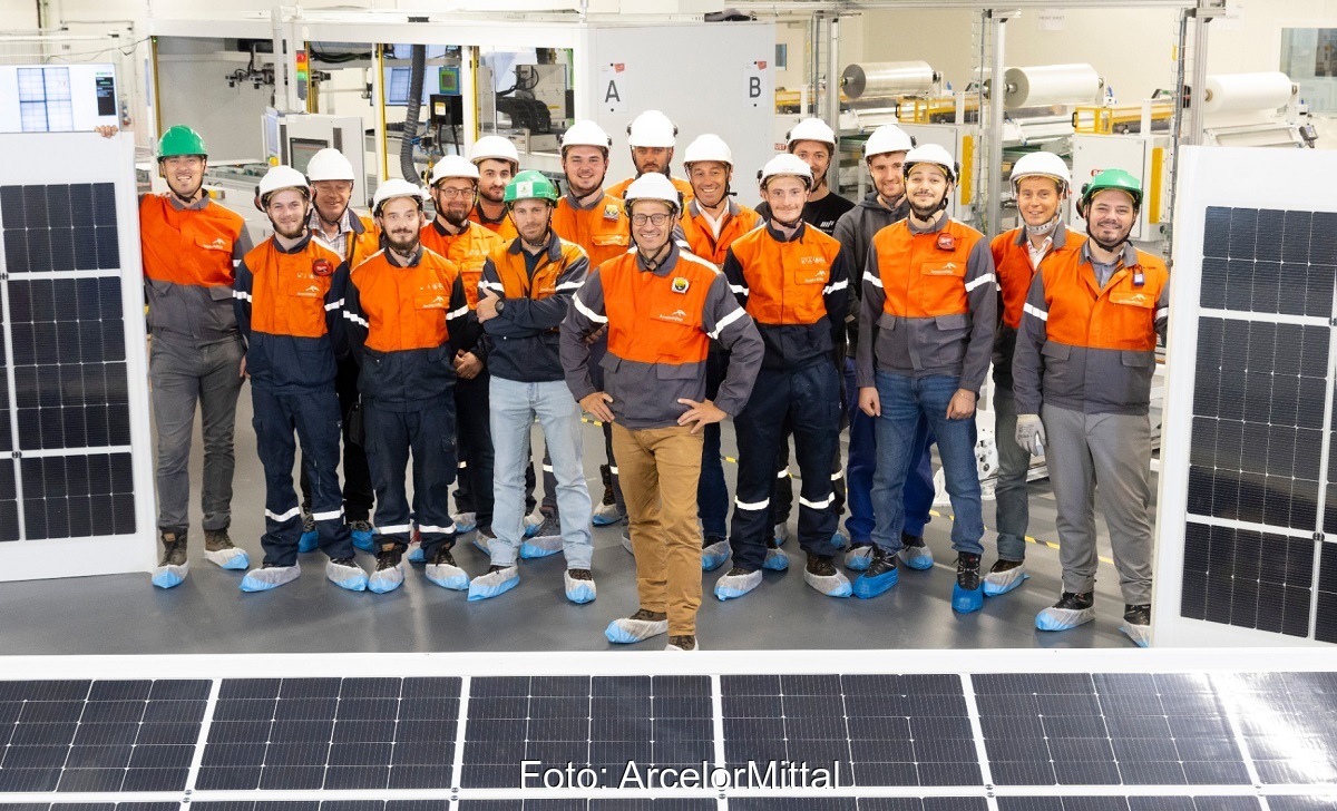 Mitarbeitende von ArcelorMittal präsentieren das neue Photovoltaik-Solardach Helioroof.