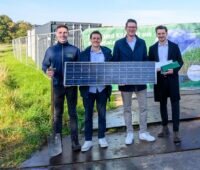 Firmenvertreter beim Baubeginn für den Agri-Solarpark in Münster, die die Fraunhofer Batterieforschungsfabrik versorgen soll.
