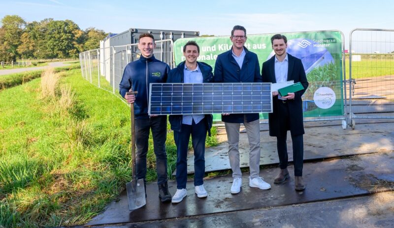 Firmenvertreter beim Baubeginn für den Agri-Solarpark in Münster, die die Fraunhofer Batterieforschungsfabrik versorgen soll.