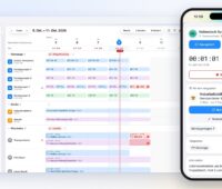 Ein Computerbildschirm und ein Handy, die Software für Einsatzplanung Crew Active verbindet die Plantafel im Büro mit der App der Montageteams.