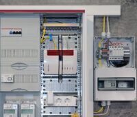 Im Bild die Systemlösung für steuerbare Verbrauchseinrichtungen gemäß Paragraf 14a des Energiewirtschaftsgesetzes (EnWG) von Dehn für den Bestand.