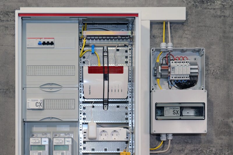 Im Bild die Systemlösung für steuerbare Verbrauchseinrichtungen gemäß Paragraf 14a des Energiewirtschaftsgesetzes (EnWG) von Dehn für den Bestand.