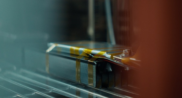 Im Bild die Zelle einer Donut Batterie auf dem Prüfstand, die Festkörperbatterie soll sehr schnelle laden ermöglichen.