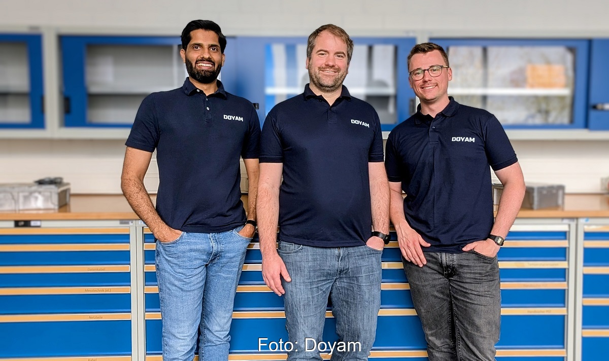 Sheikh Mustafa Mumtaz, Thorben Schobre und Lukas Radomsky stehen an einem Geländer. Die Doyam-Gründer wollen Impedanzspektroskopie für stationäre Batteriespeicher einsetzen.