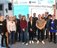 Menschen aufgereiht vor Leinwand, bei der EES Island Challenge entwickeln zwei Teams Konzepte für die Versorgung von Mond-Missionen autark mit Strom auf Basis von Photovoltaik.