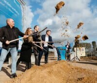 Vertreter:innen aus Politik und Unternehmen beim Spatenstich für das Wasserstoffwerk Wensickendorf.