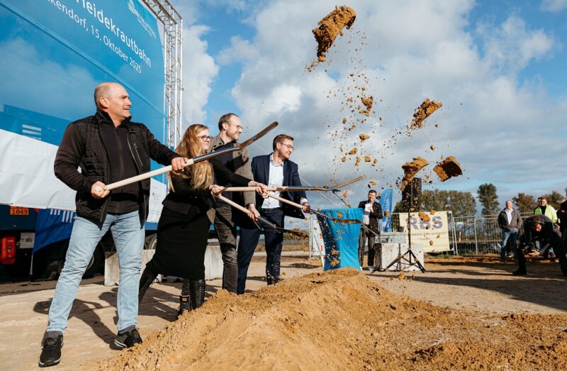 Vertreter:innen aus Politik und Unternehmen beim Spatenstich für das Wasserstoffwerk Wensickendorf.