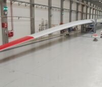 Ein Rotorblatt einer Windenergieanlage in einer Fabrikhalle, Enercon will diese in der Türkei in Bergama fertigen.