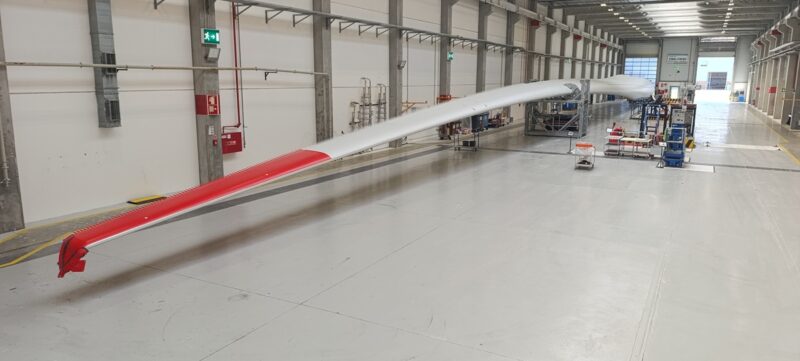 Ein Rotorblatt einer Windenergieanlage in einer Fabrikhalle, Enercon will diese in der Türkei in Bergama fertigen.
