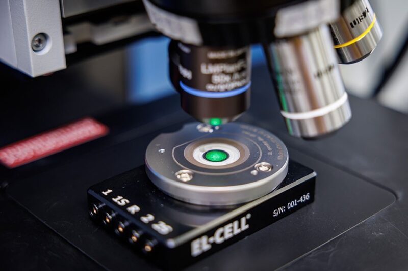 Eine Probe in einem Raman-Mikroskop zur Untersuchung von Materialien für die Aluminium-Ionen-Batterie.