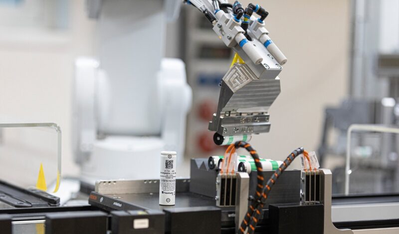 Im Bild ein Batterien, die ein Maschinenarm ablegt, das Fraunhofer IPA hat Batterien mit Aluminium-Anode entwickelt.