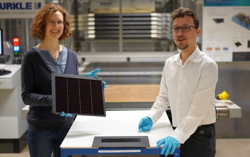 Photovoltaik-Forscher:innen Dr. Laura Stevens und Leonhard Böck von Fraunhofer ISE mit den Solarpanels mit Rekordwirkungsgrad.