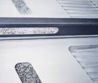 Im Bild ein Aluminium-Aluminiumschaum-Sandwich, das als Batteriegehäuse für Elektrofahrzeuge dienen soll.