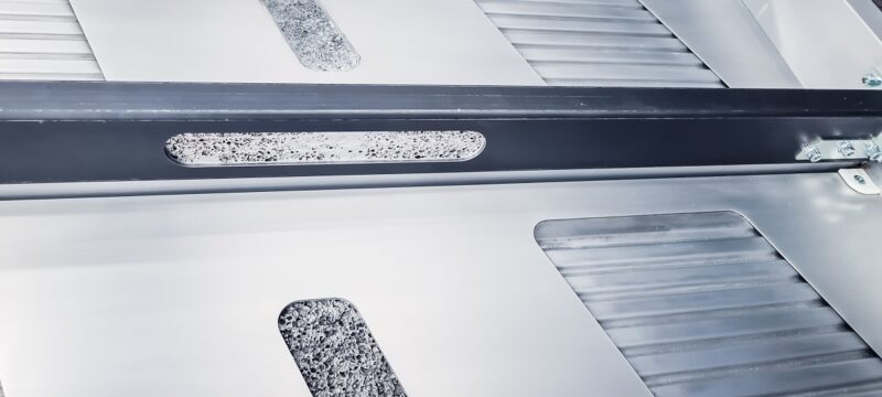 Im Bild ein Aluminium-Aluminiumschaum-Sandwich, das als Batteriegehäuse für Elektrofahrzeuge dienen soll.