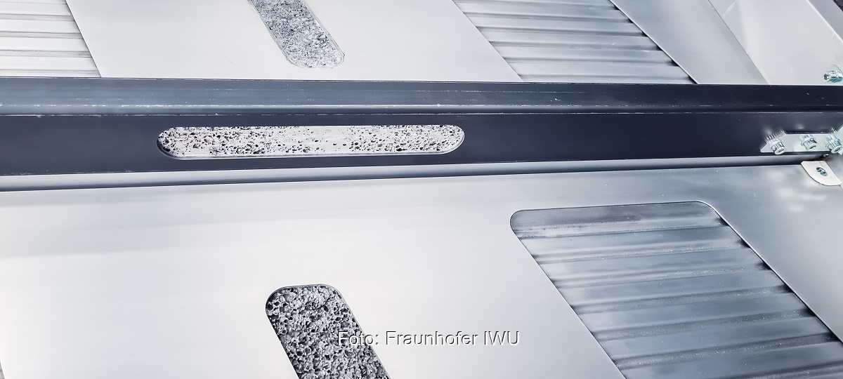 Im Bild ein Aluminium-Aluminiumschaum-Sandwich, das als Batteriegehäuse für Elektrofahrzeuge dienen soll.