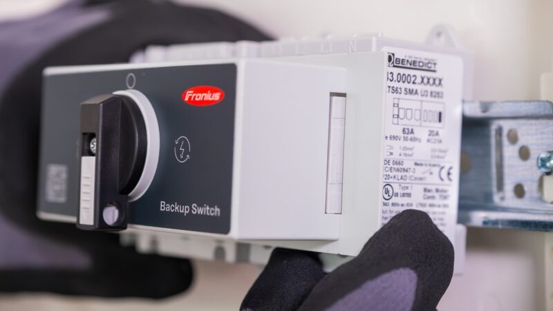 Der 3-Wege-Schalter Fronius Backup Switch, damit kann man manuell den Notstrom der Photovoltaik-Anlage aktivieren.