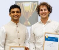 Siddhartha Garud und Kevin J. Prince nehmen den HZB-Technologietransfer-Preis 2025 für ihre Perovskit-Mehrfachzellenarchitektur entgegen.