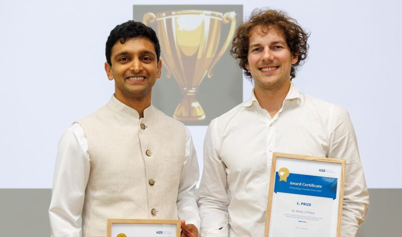 Siddhartha Garud und Kevin J. Prince nehmen den HZB-Technologietransfer-Preis 2025 für ihre Perovskit-Mehrfachzellenarchitektur entgegen.