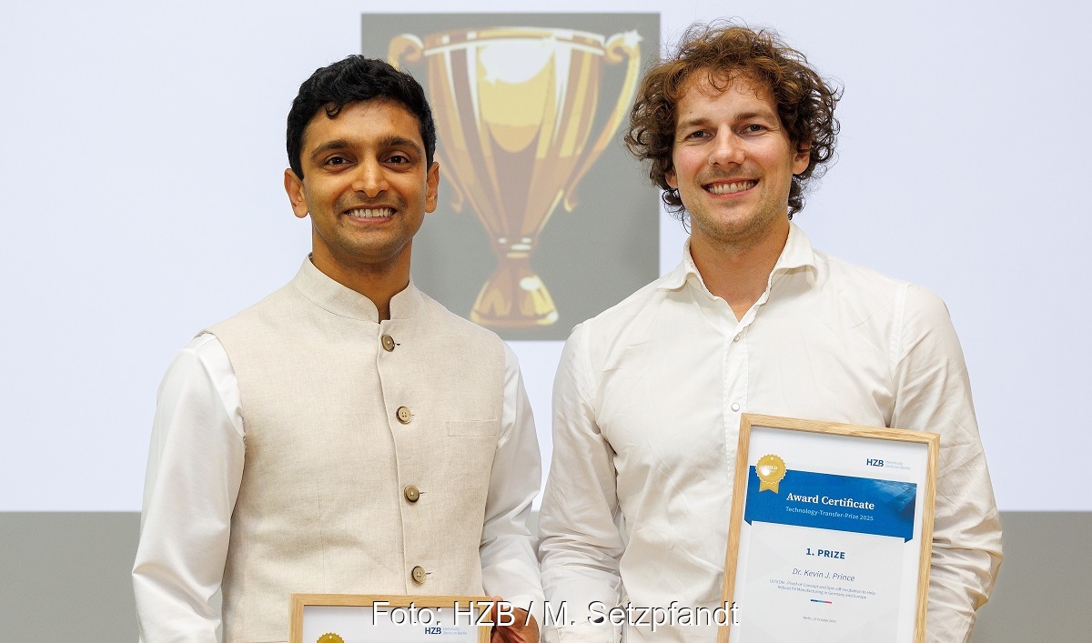 Siddhartha Garud und Kevin J. Prince nehmen den HZB-Technologietransfer-Preis 2025 für ihre Perovskit-Mehrfachzellenarchitektur entgegen.