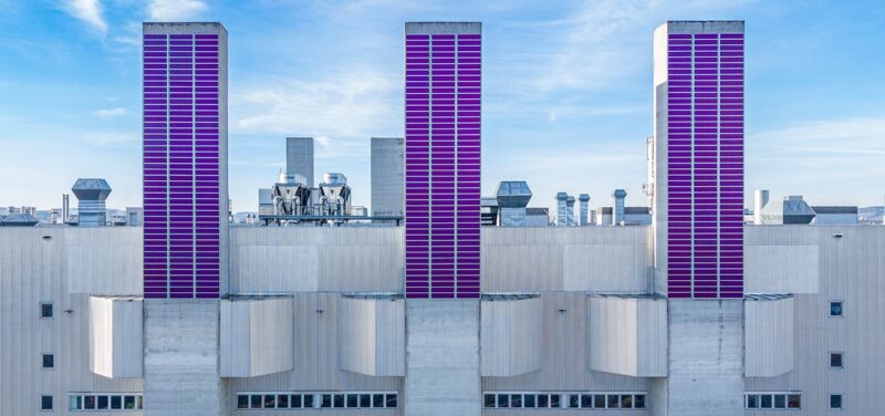 Heliatek-PV-Solarfolien an drei Türmen bei BMW im Fahrzeugwerk Dingolfing.