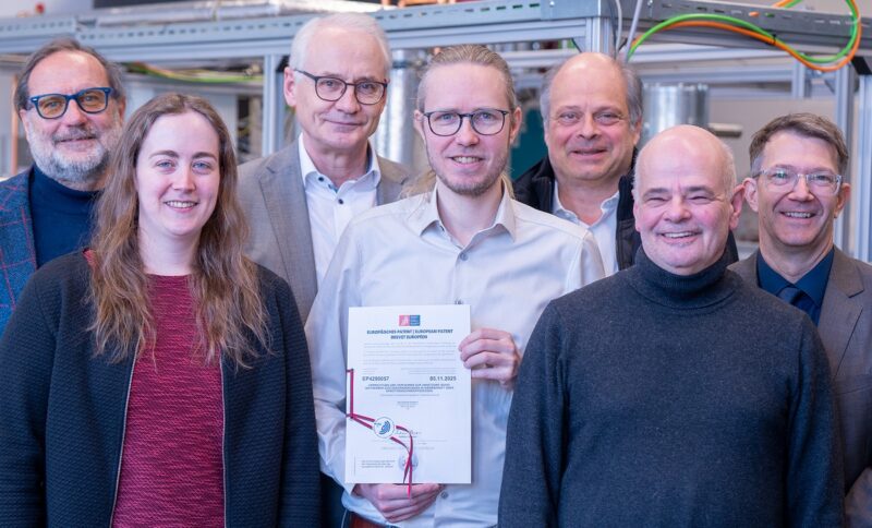 Das Team der Hochschule Koblenz, das ein neues Verfahren für Druckluftspeicher-Kraftwerke entwickelt hat.