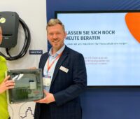 Zwei Männer an einem Messestand, Beegy und Kostal zeigen auf der Intersolar 2026 ihre Pläne bezüglich bidirektionales Laden.