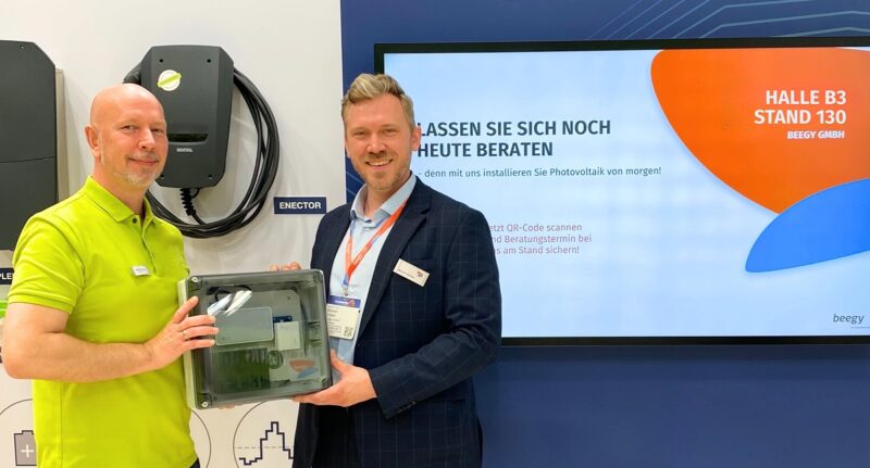 Zwei Männer an einem Messestand, Beegy und Kostal zeigen auf der Intersolar 2026 ihre Pläne bezüglich bidirektionales Laden.