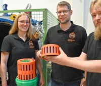 Drei Wissenschaftler im Hochspannungslabor der FH Dortmund, sie entwickeln eine Hochspannungbatterie.