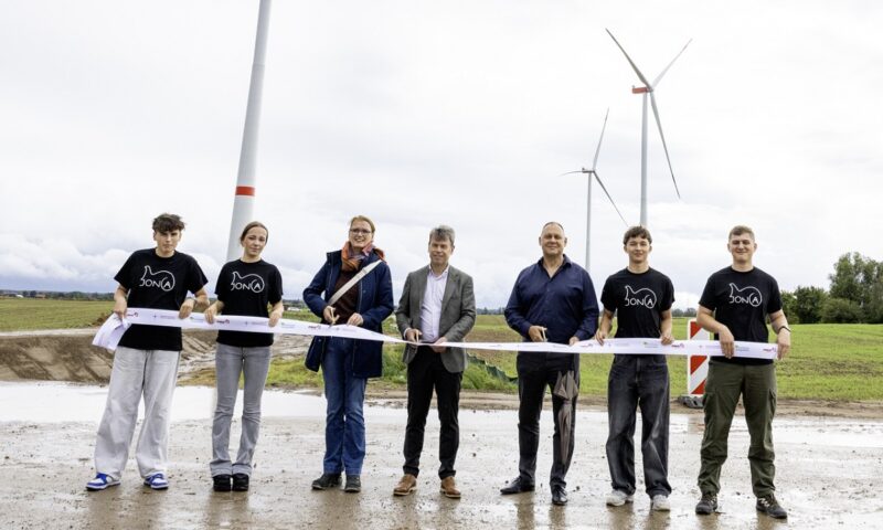 Offizielle bei der Eröffnung des Windparks Passow-Benthen.