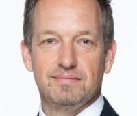 Klaus Hofmeister, Produktmarketing Manager bei Trinasolar berichtet zum Schutz von Photovoltaik-Dachanlagen vor Wetterextremen.