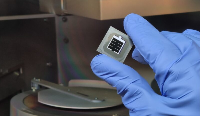 Hand mit Handschuh hält die von einem Photovoltaik-Forschungsteam der LMU erzeugte Perowskit-Silizium-Tandemzelle mit verbesserter Passivierung.